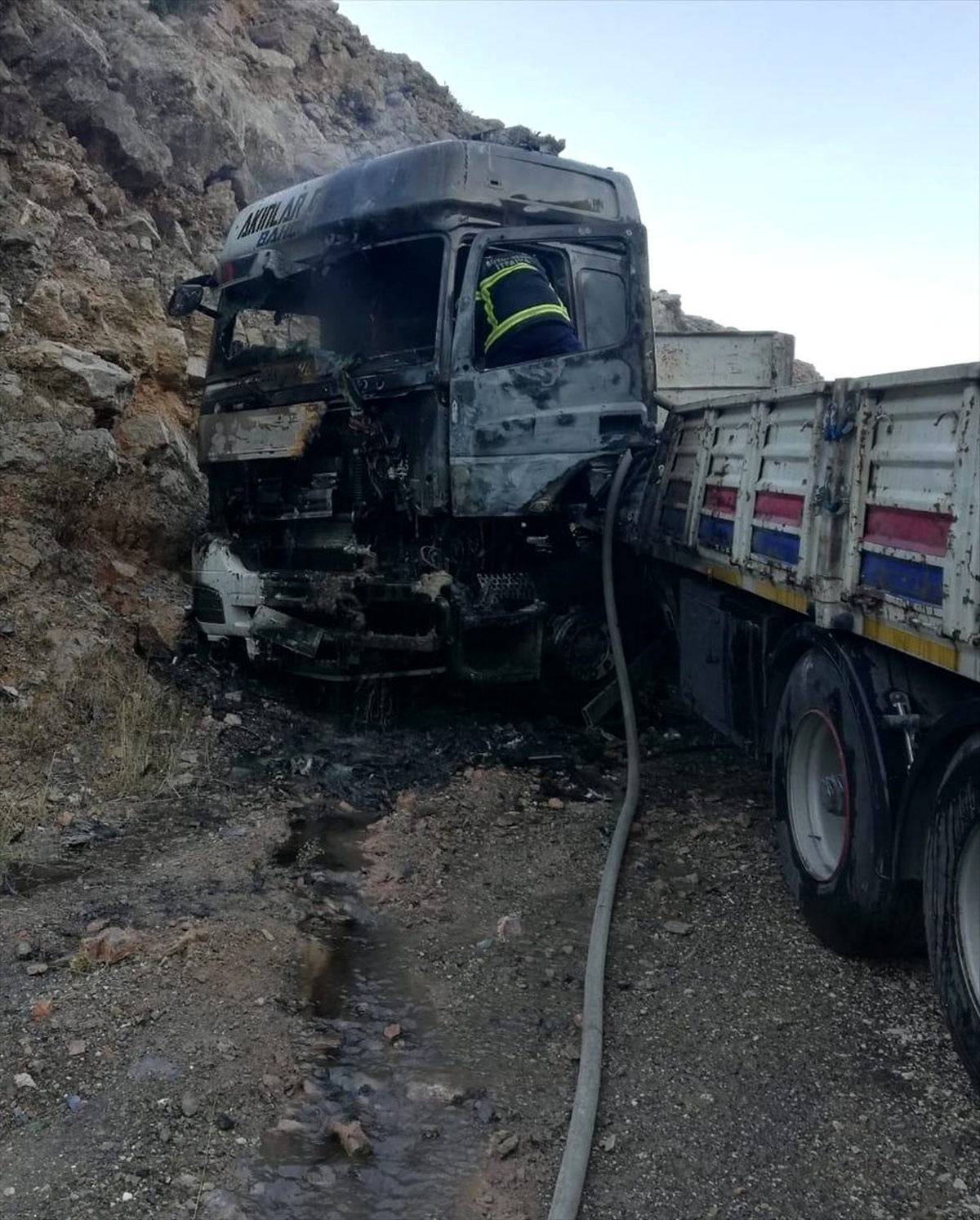 Gaziantep\'te kaza yapan tırda çıkan yangın söndürüldü