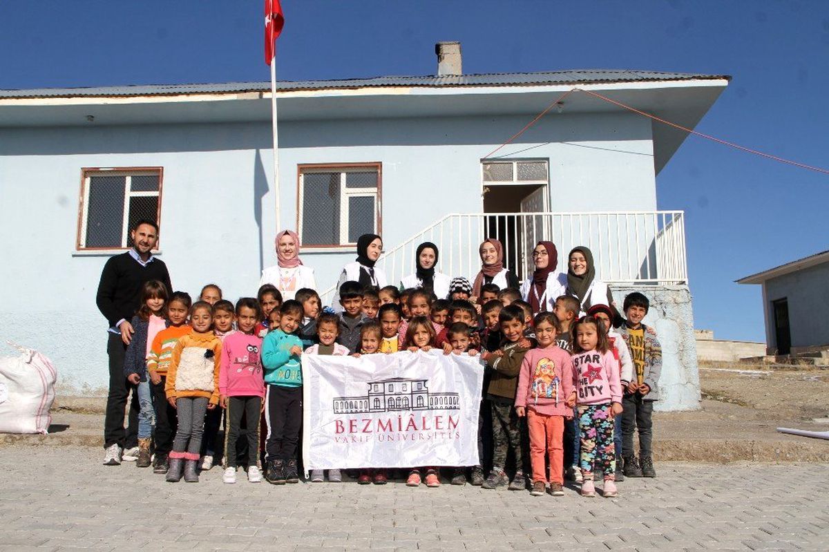 Genç Yeryüzü Doktorları Kulübü gönüllüleri Gürpınar\'da