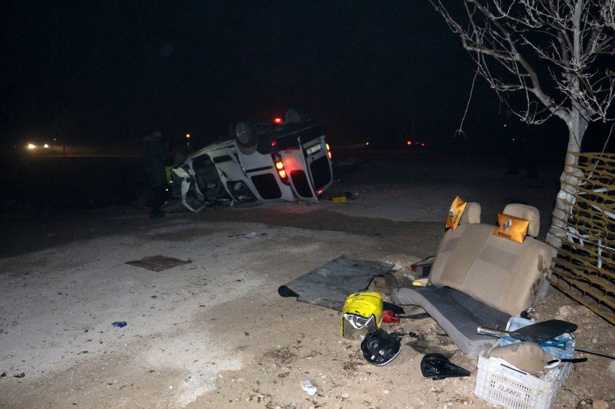 Hafif ticari araç takla attı: 1 ölü, 4 yaralı
