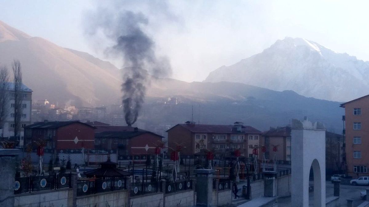 Hakkari halkı, havanın temizlenmesi için kar yağışını bekliyor
