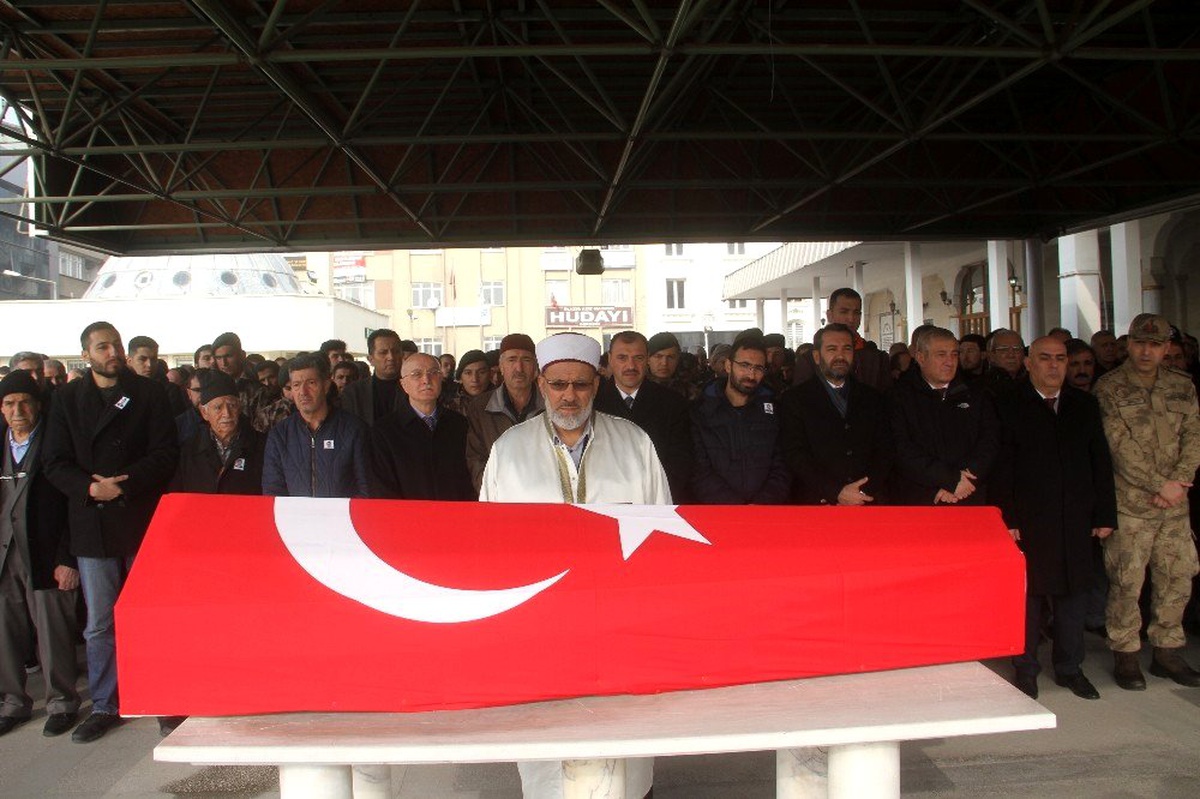 Hayatını kaybeden polis memuru, memleketi Elazığ\'da son yolculuğuna uğurlandı