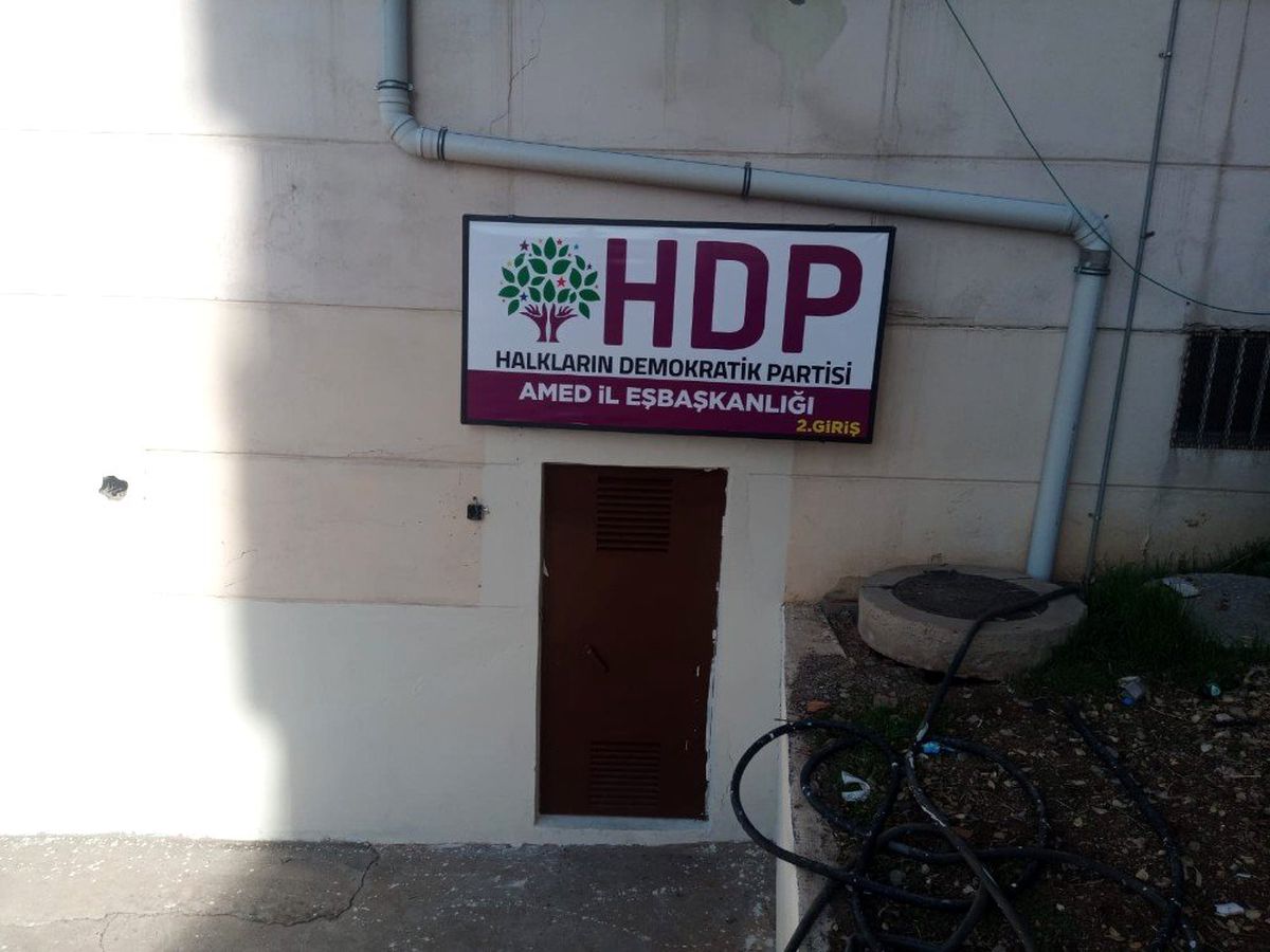 HDP\'lilerin arka kapıya tabela asmasına evlat nöbetindeki ailelerden tepki