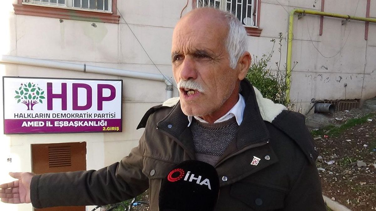 HDP\'lilerin arka kapıya tabela asmasına evlat nöbetindeki ailelerden tepki