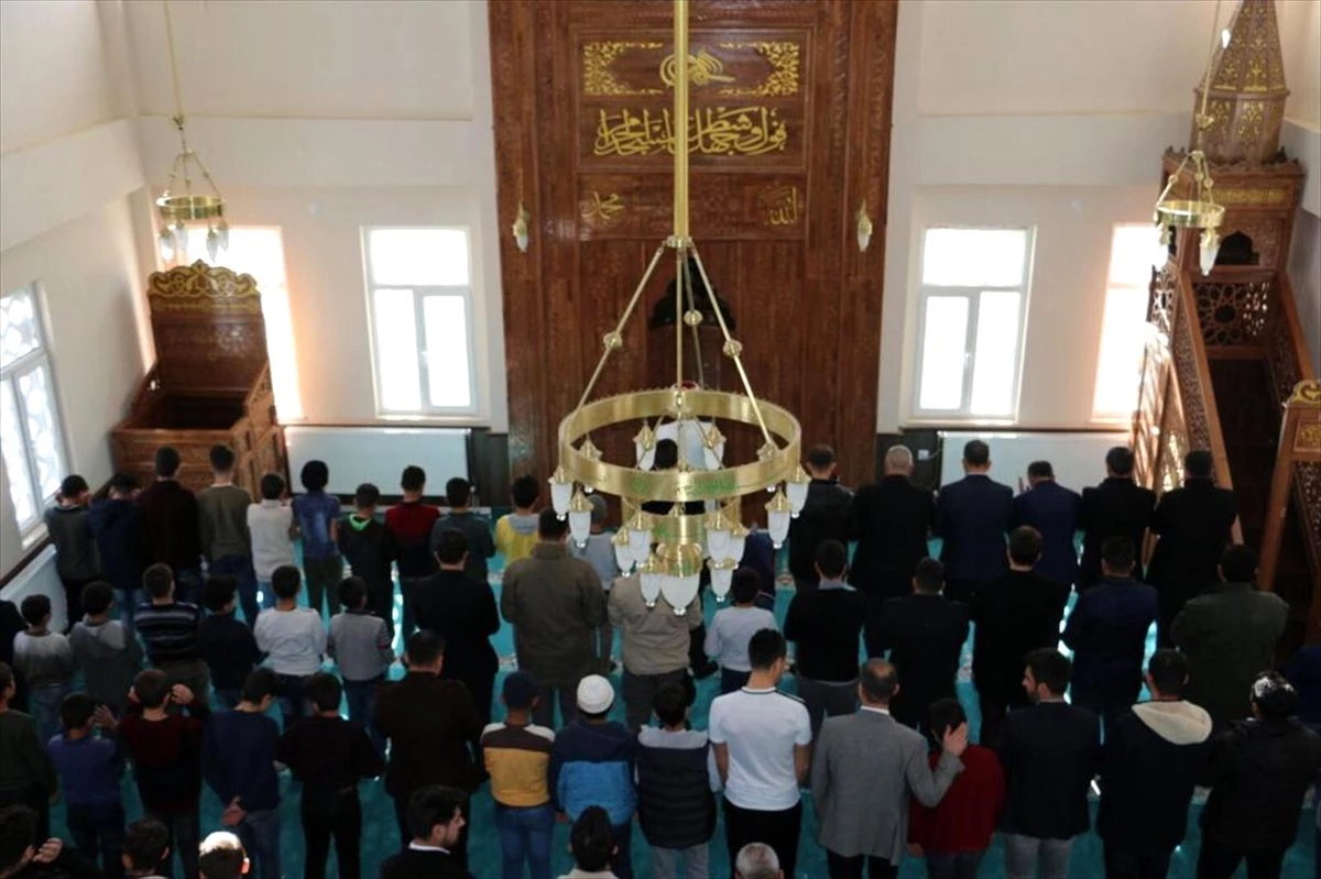 Hizan\'da ibadete açılan camide ilk cuma namazı kılındı