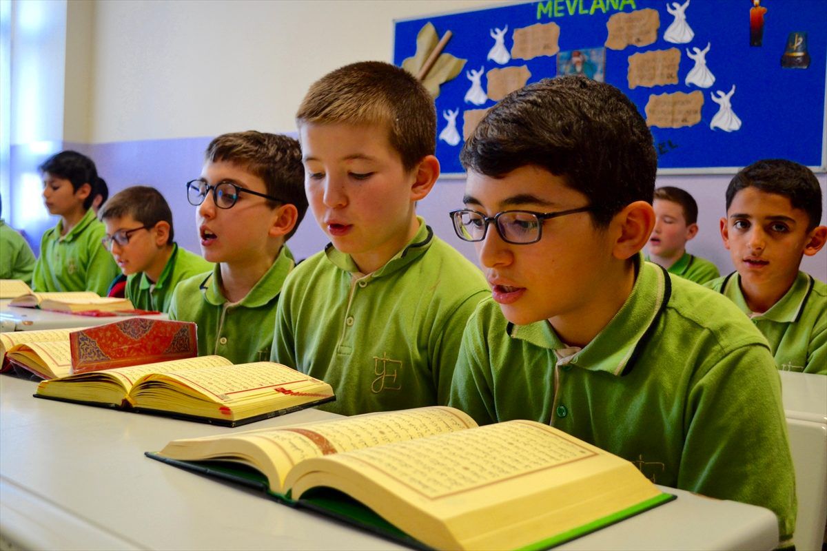 İmam hatip öğrencileri okul eğitimlerini hafızlıkla taçlandırıyor