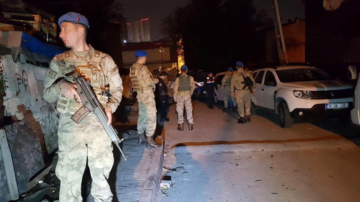 İstanbul\'da hırsızlık operasyonunda yakalanan 4 şüpheli tutuklandı