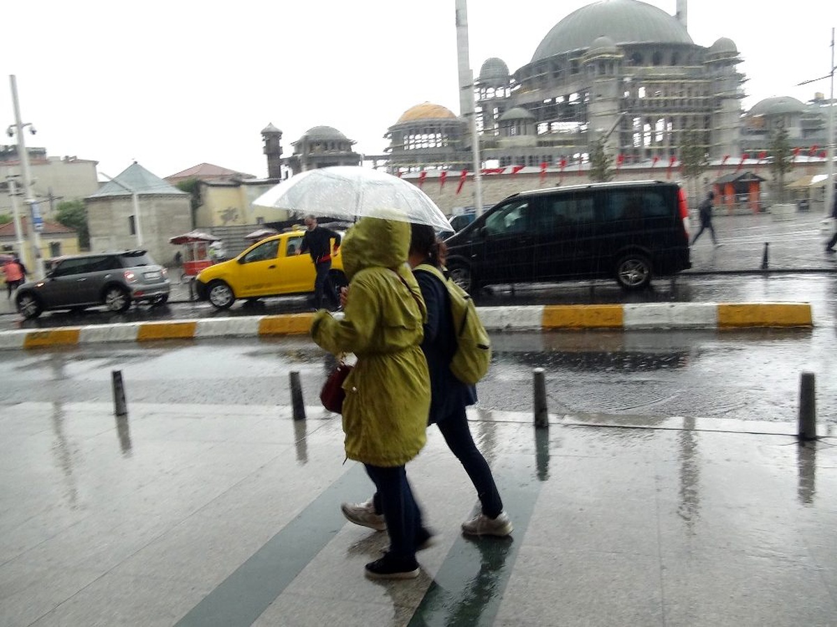 İstanbul için sağanak yağış ve fırtına uyarısı