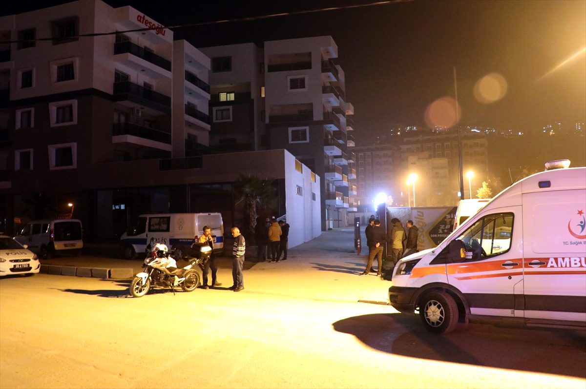 İzmir\'de evde ölü bulunan polis memurunun cenazesi defnedildi