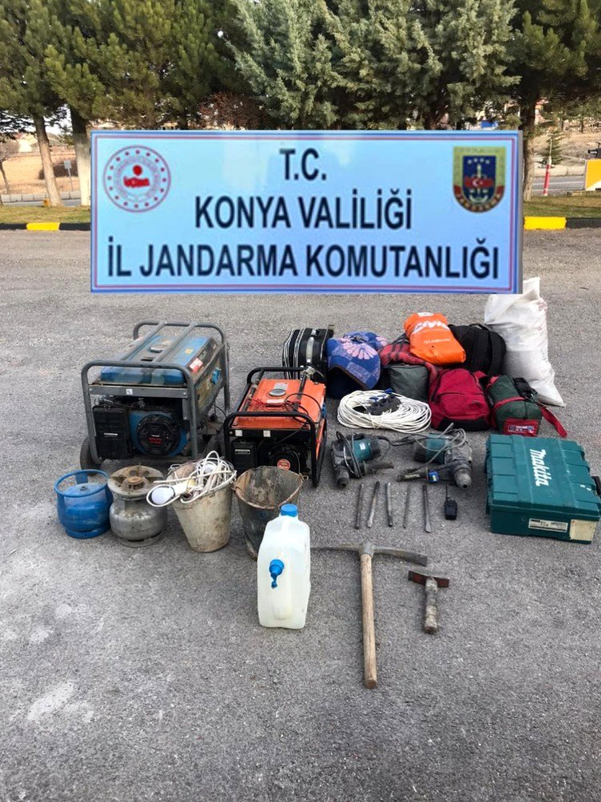 Kaçak kazı yaparken jandarmaya yakalandılar