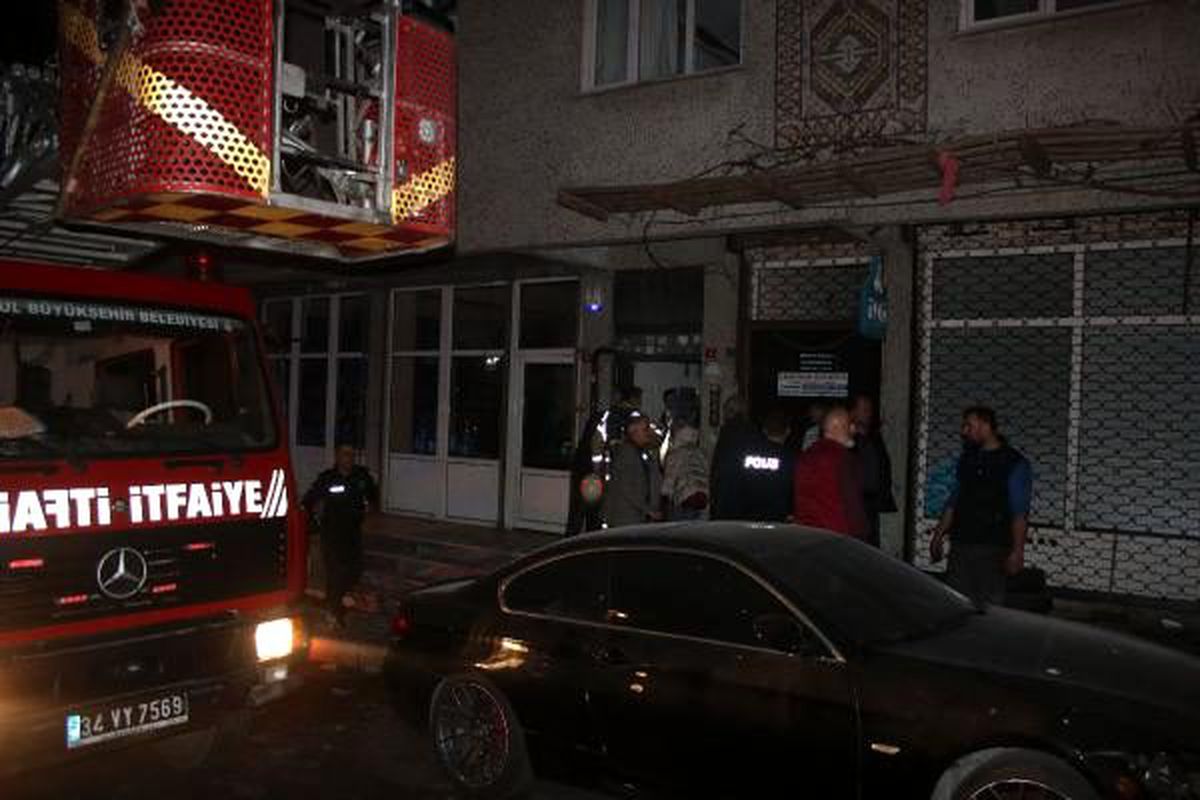 Kağıthanede yangın; anne ile 2 çocuğu kurtarıldı