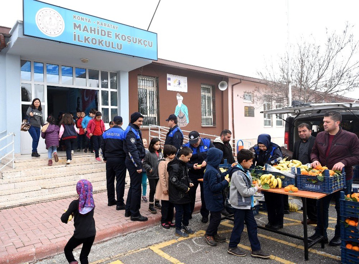 Karatay Zabıta\'dan Yerli Malı Haftasında öğrencilere meyve