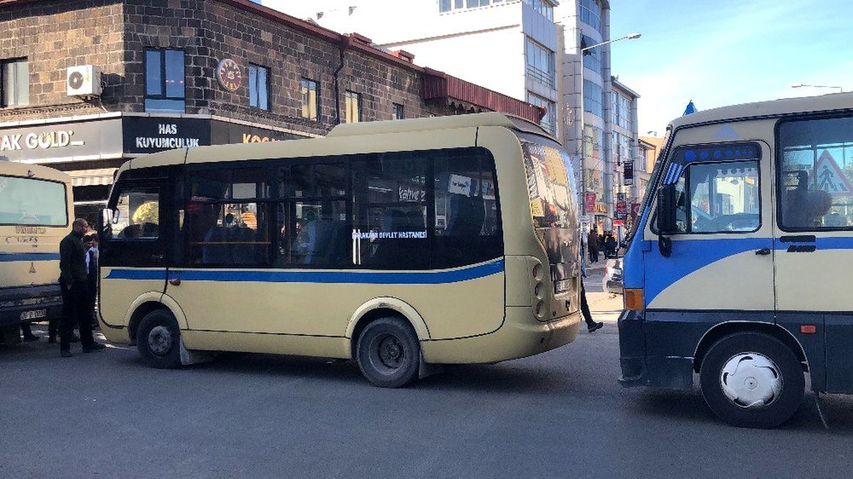 Kars\'ta dolmuşçular yol kapattı, eylem yaptı