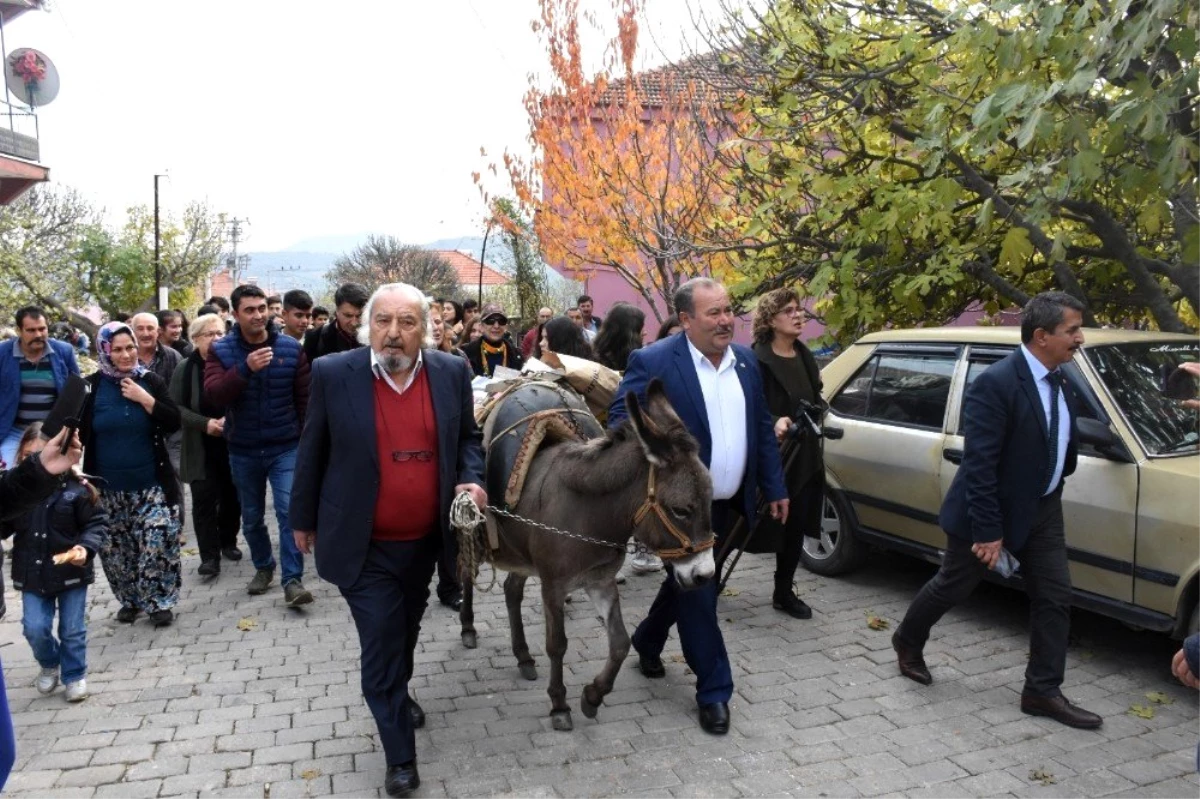 Kitaplar kütüphaneye eşekle getirildi