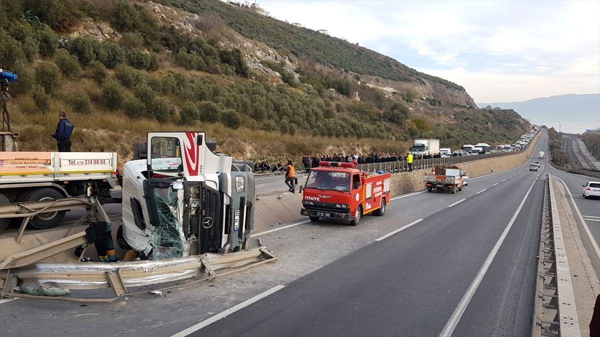 Kocaeli\'de devrilen tırın sürücüsü ağır yaralandı