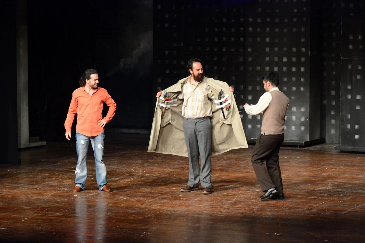 Konya Devlet Tiyatrosu Malatya\'da "Kasetçi" oyununu sahneledi
