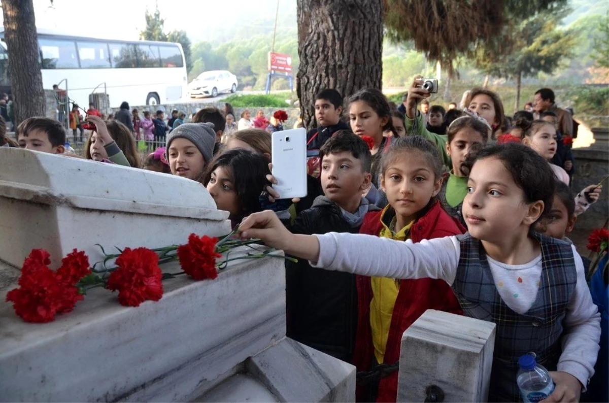 Kuşadalı Mahmut Esat Bozkurt mezarı başında anıldı