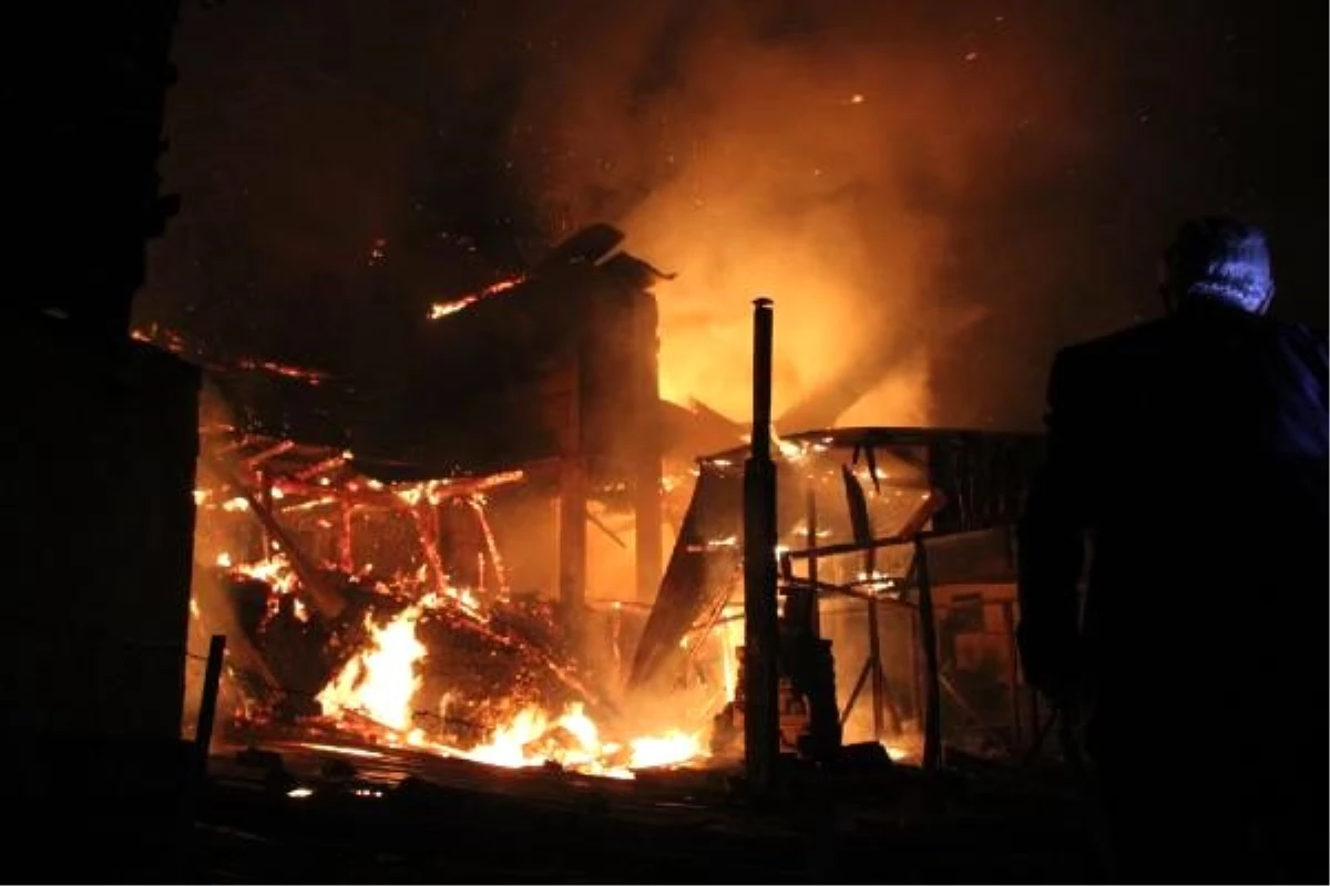 Mahalledeki yangında 7 ev alev alev yandı