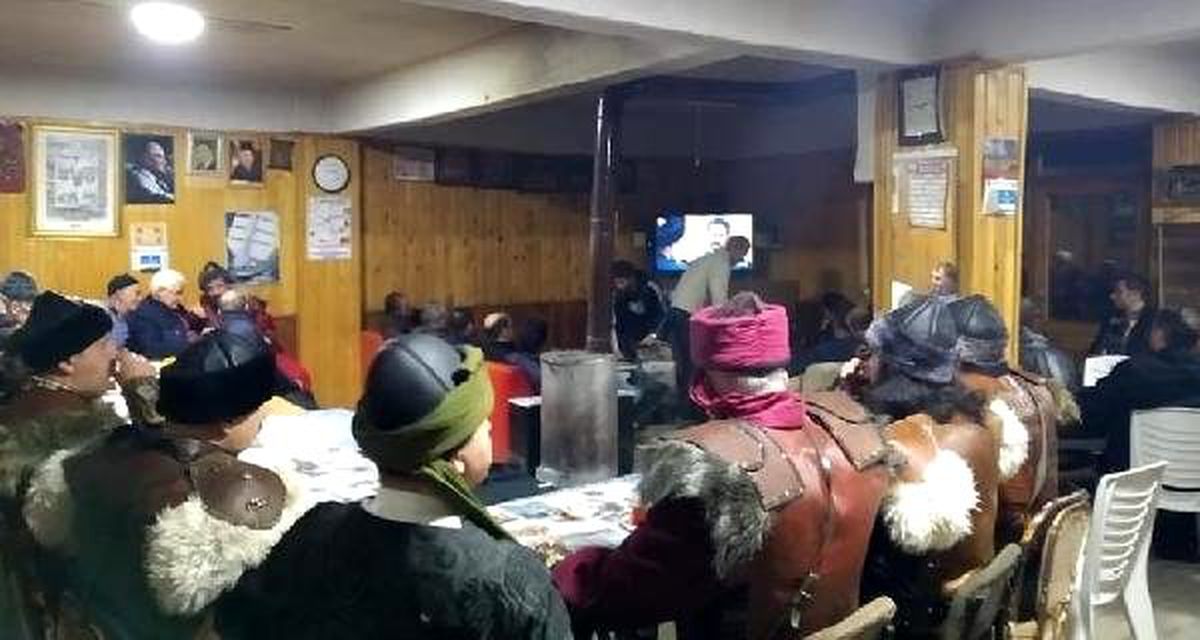 Mahalleli, televizyon dizisini özel kostümler giyip kılıç kuşanarak izliyor