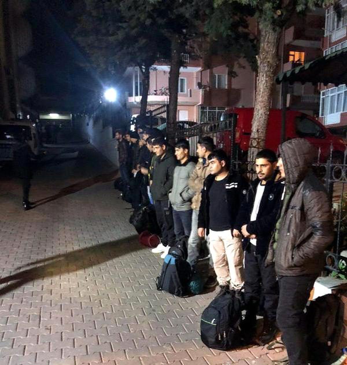 Minibüste 20 kaçak göçmen yakalandı
