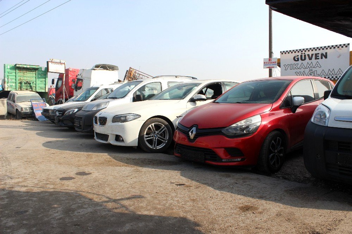 Motor ve şasi numarası değiştirilmiş 1 milyon liralık otomobiller ele geçirildi