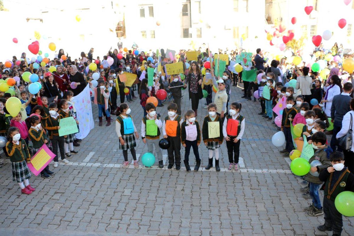 Öğrenciler balonlarla lösemiye dikkat çekti