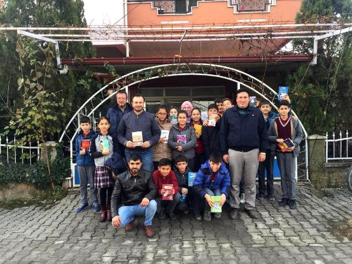 Öğrencilerden kıraatanede kitap okuma etkinliği