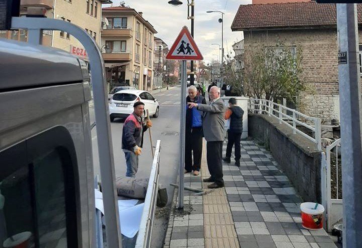Okul önlerine öğrenci geçiş tabelası