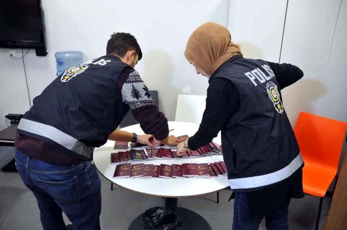 Sahte belgelerle Fransa\'ya gitmek isteyen 34 yolcu yakalandı