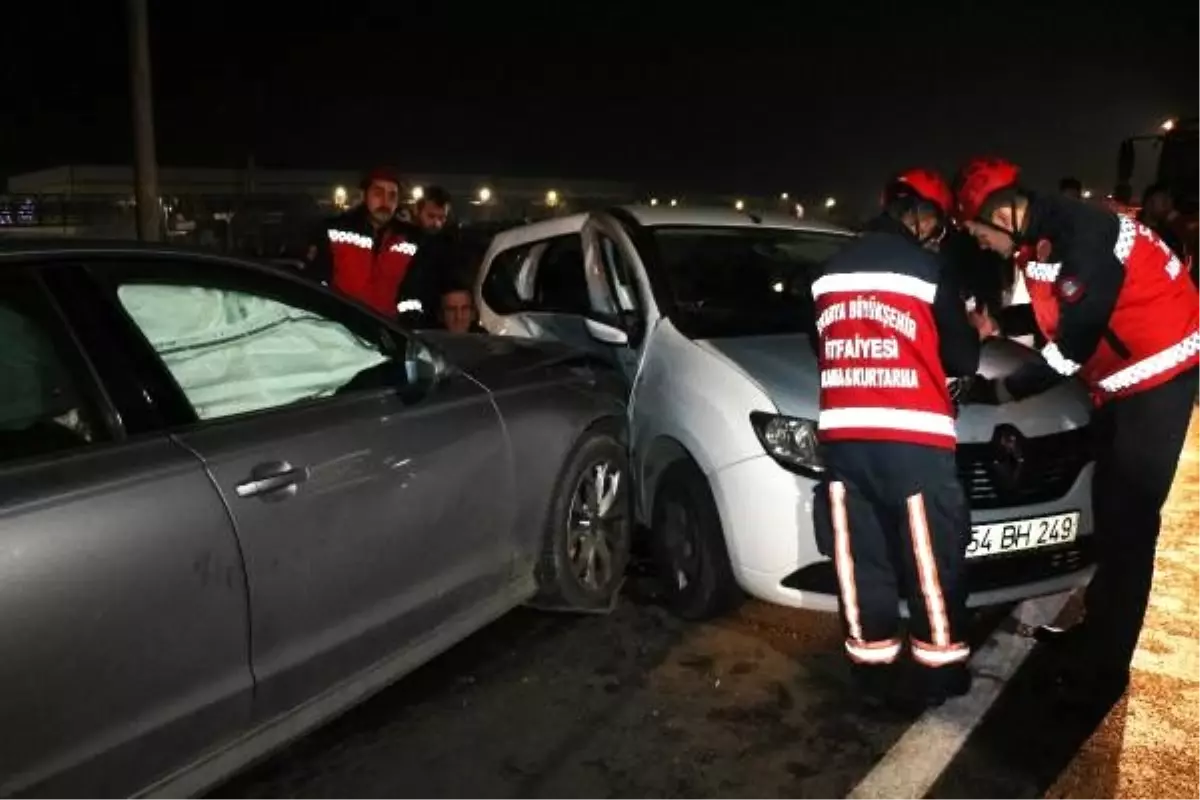 Sakarya\'da iki otomobil kafa kafaya çarpıştı: 5 yaralı