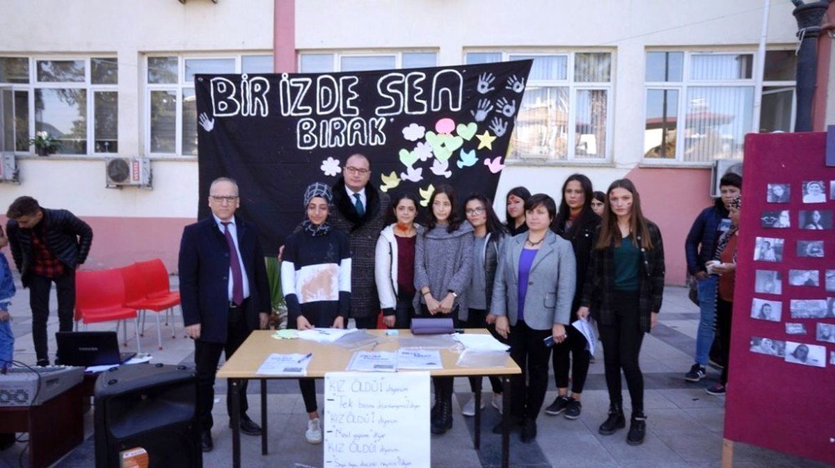 Sarıgöllü öğrenciler kadına yönelik şiddete dikkat çekti