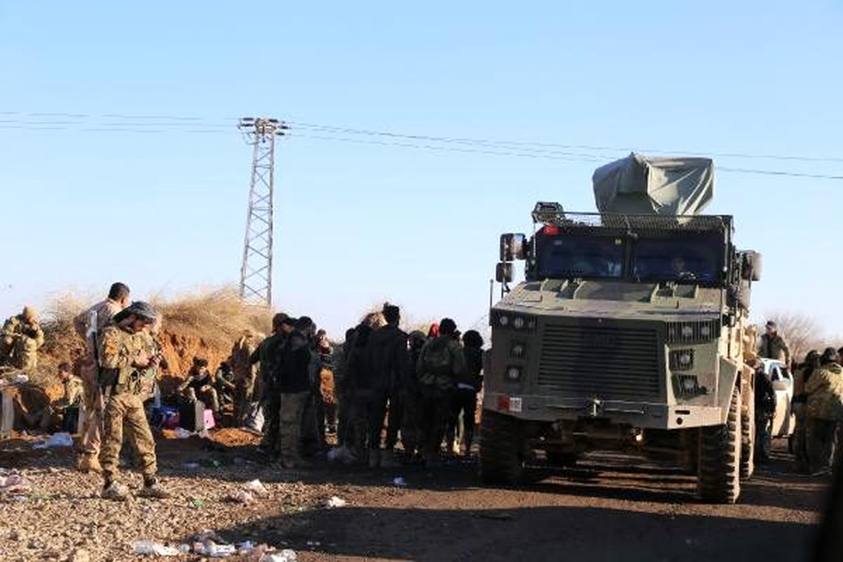 Suriye Milli Ordusu askerlerinden Resulayn\'da nöbet değişimi