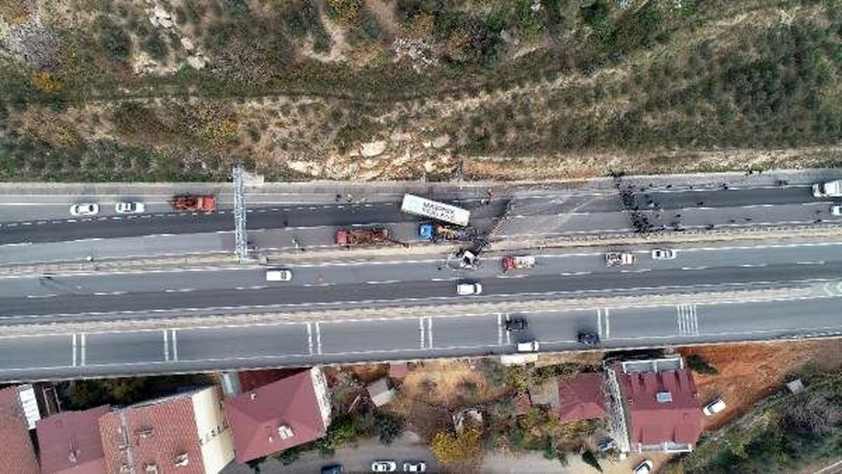 TIR refüje devrildi, D-100 ulaşıma kapandı