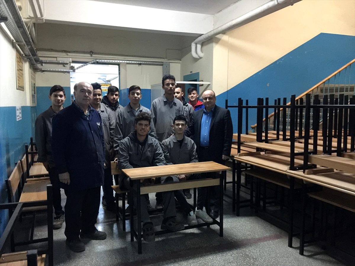 Tireli öğrenciler kendi okul sıralarını yaptı