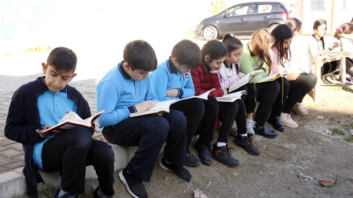 Tügva Karabağlar ortaokullu gençlere kitap hediye etti