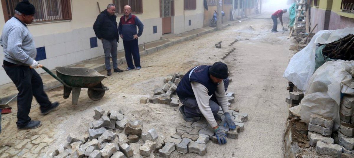 Turgutlu\'da altyapı için kazılan yolların tadilatı hızlanıyor