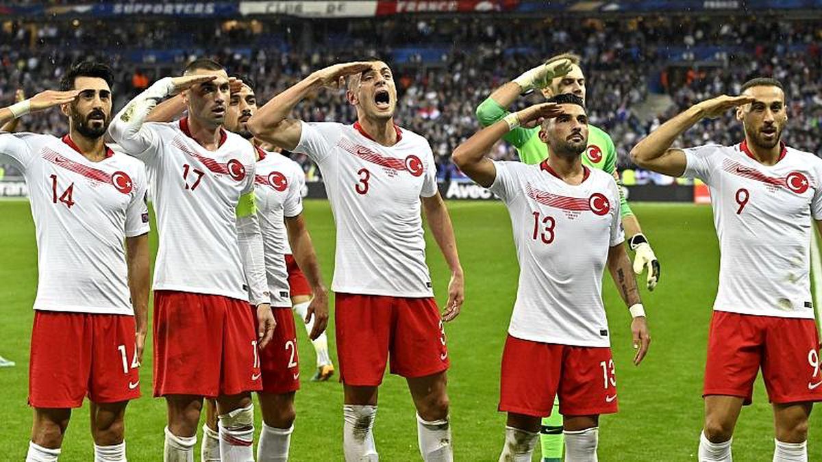 UEFA\'dan A Milli Takım\'a "asker selamı" cezası kınama; TFF\'ye 50 bin euro para cezası