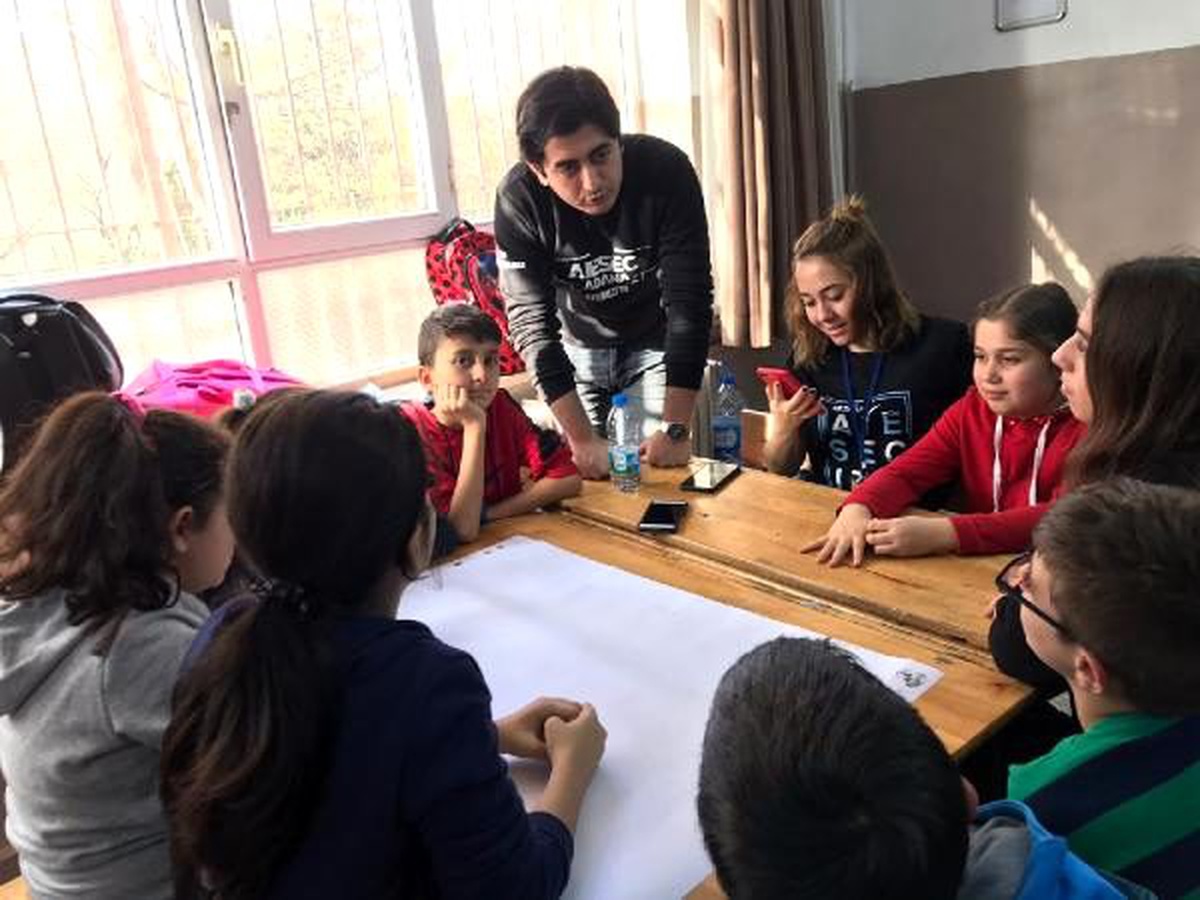 Üniversite öğrencileri dünya sorunlarına çözüm için buluştu