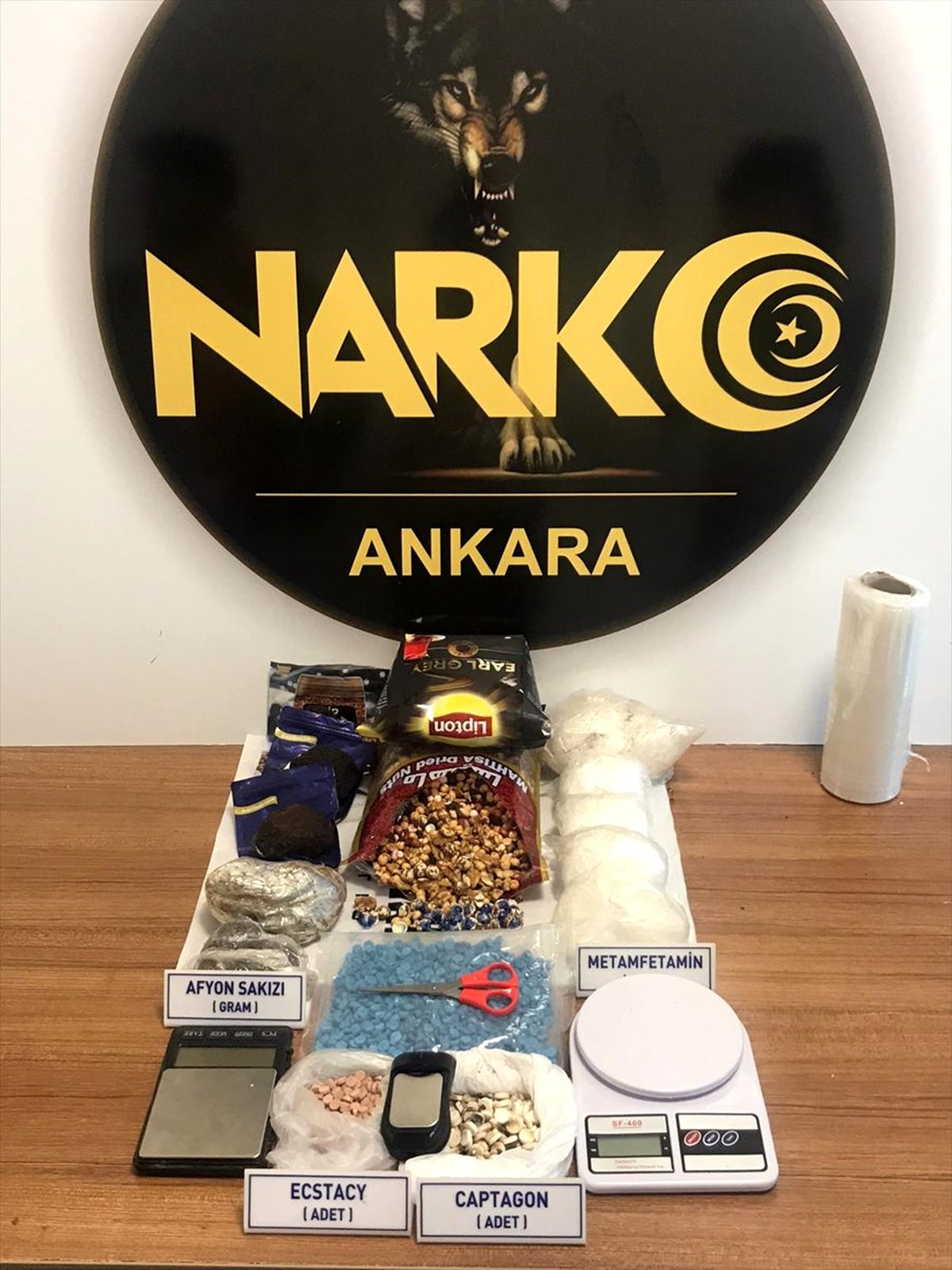 Uyuşturucuyu şeker kaplı kuruyemişin içine saklamışlar