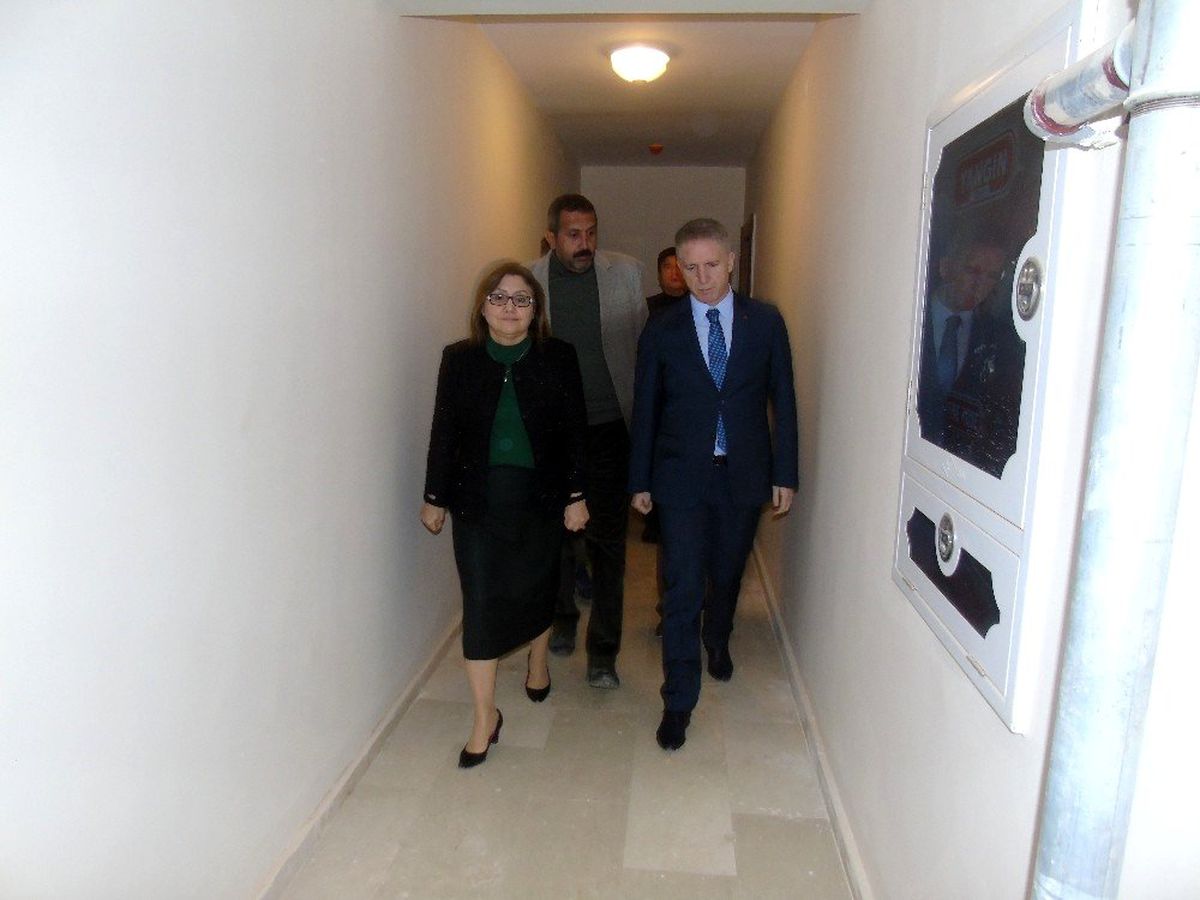 Vali Gül ve Belediye Başkanı Fatma Şahin TOKİ konutlarını gezdi
