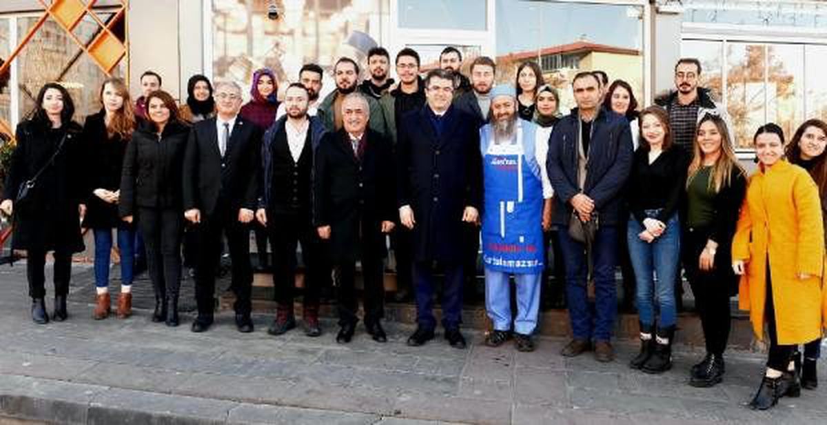 Valiye soru sorup, birlikte yemek yediler