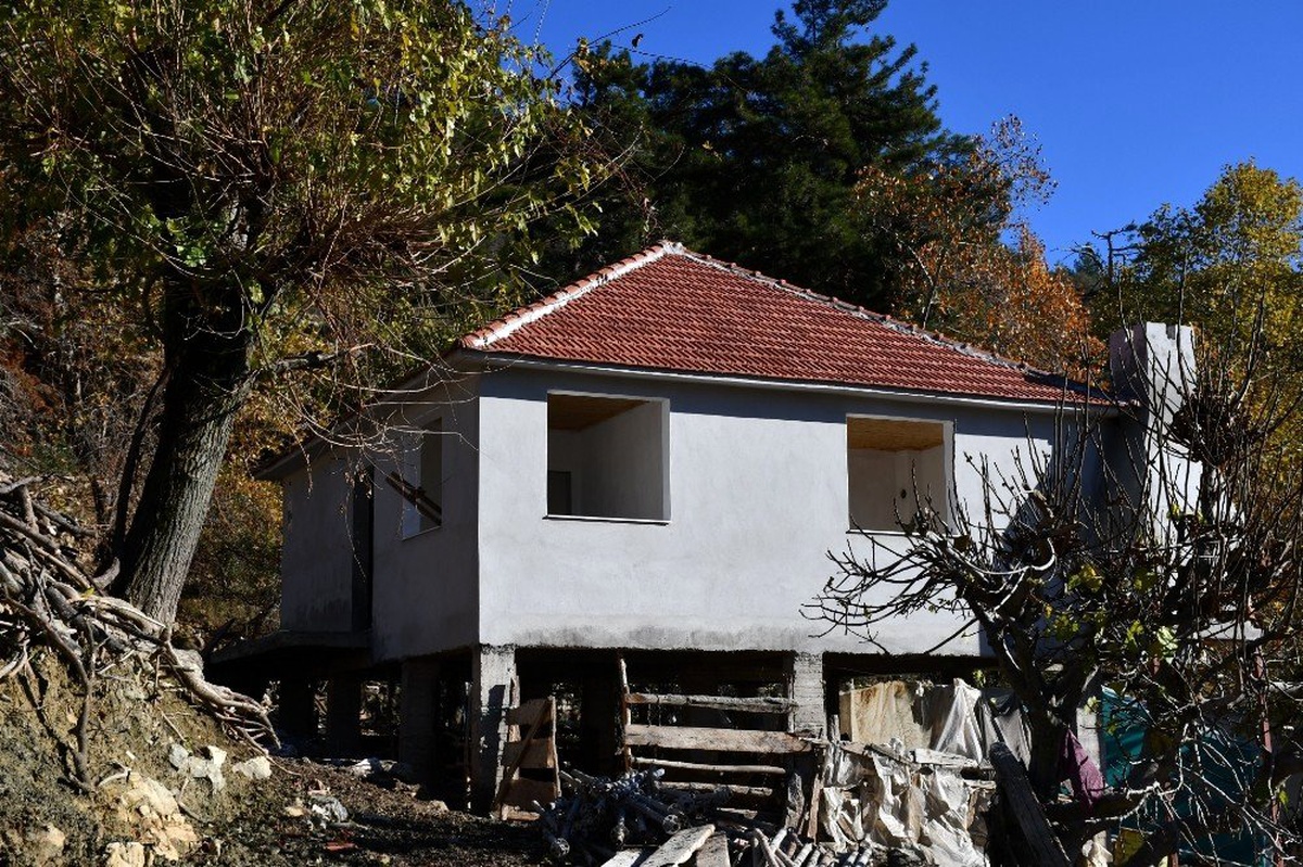 Yangın sonucu kullanılamaz hale gelen ev yeniden inşa edildi
