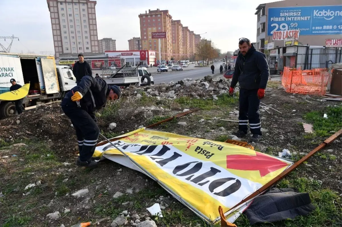 Zabıtadan tabela temizliği operasyonu