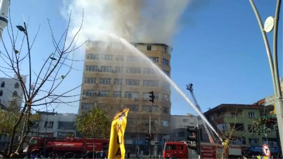 8 katlı iş merkezinin terasında yangın