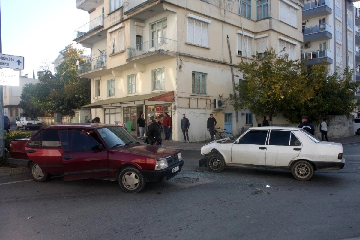 Antalya\'da trafik kazası: Aynı aileden 6 kişi yaralandı