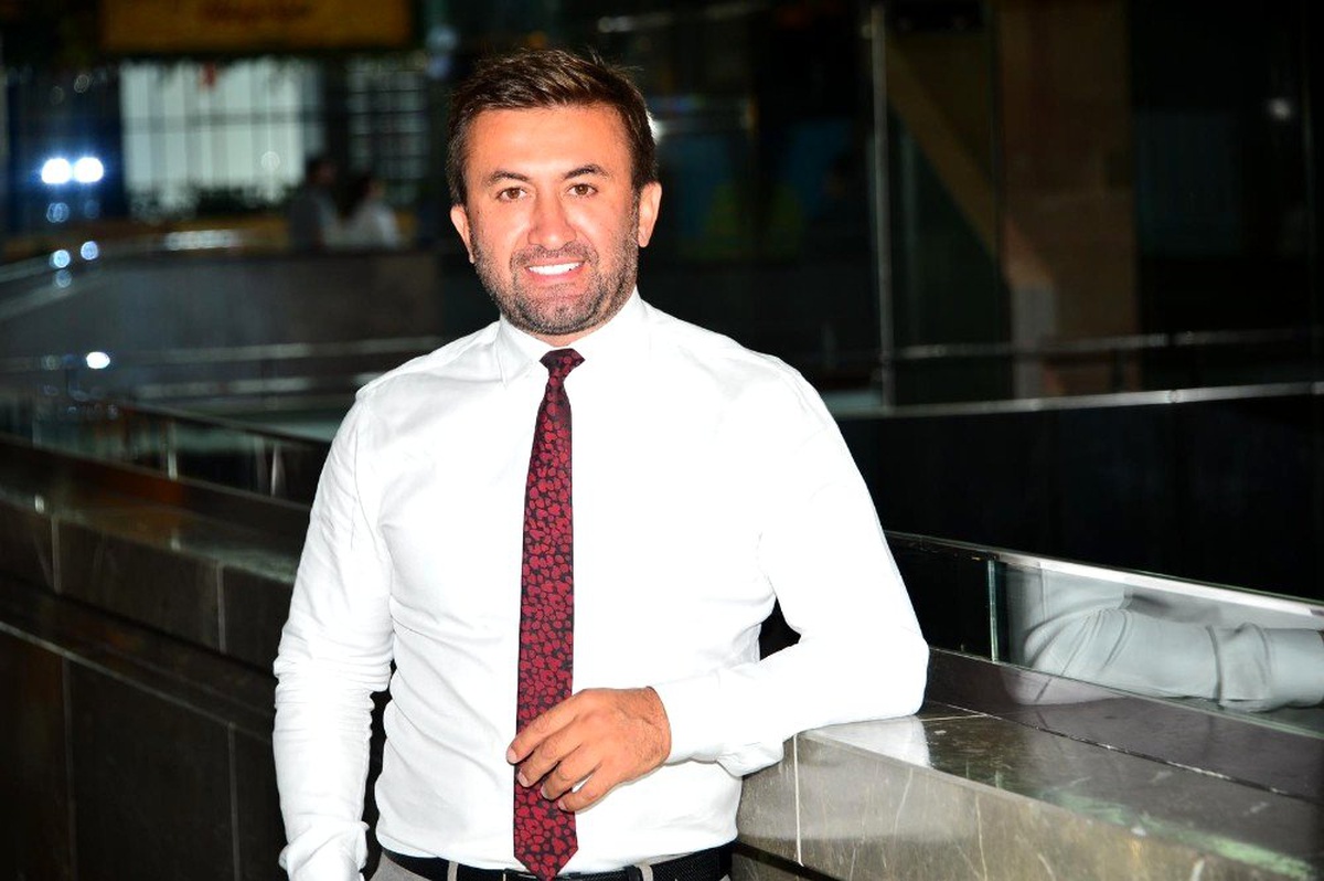 Ayakları üşüyen amcaya ayakkabılarını verdi