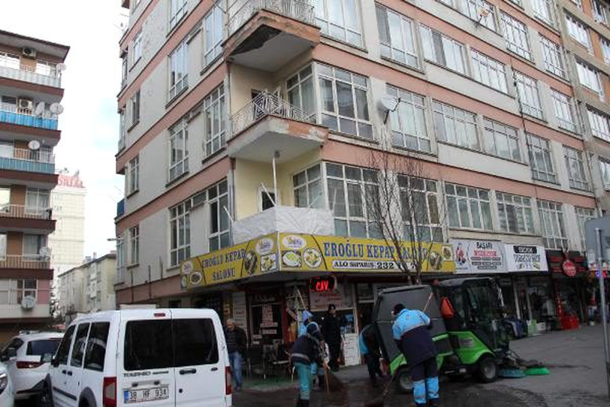 Balkondan düşen inşaat ustası yaralandı