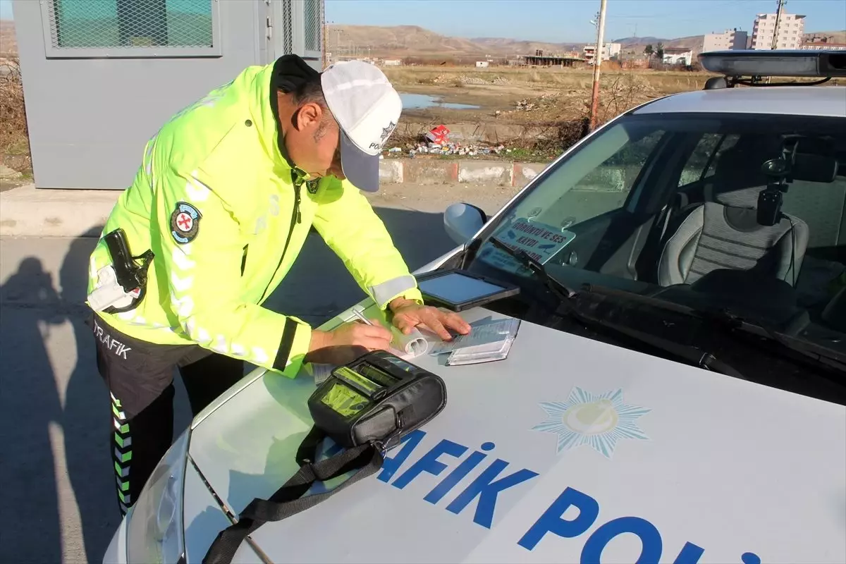 Batman\'da polis, trafik kontrolünde eşine ceza yazdı