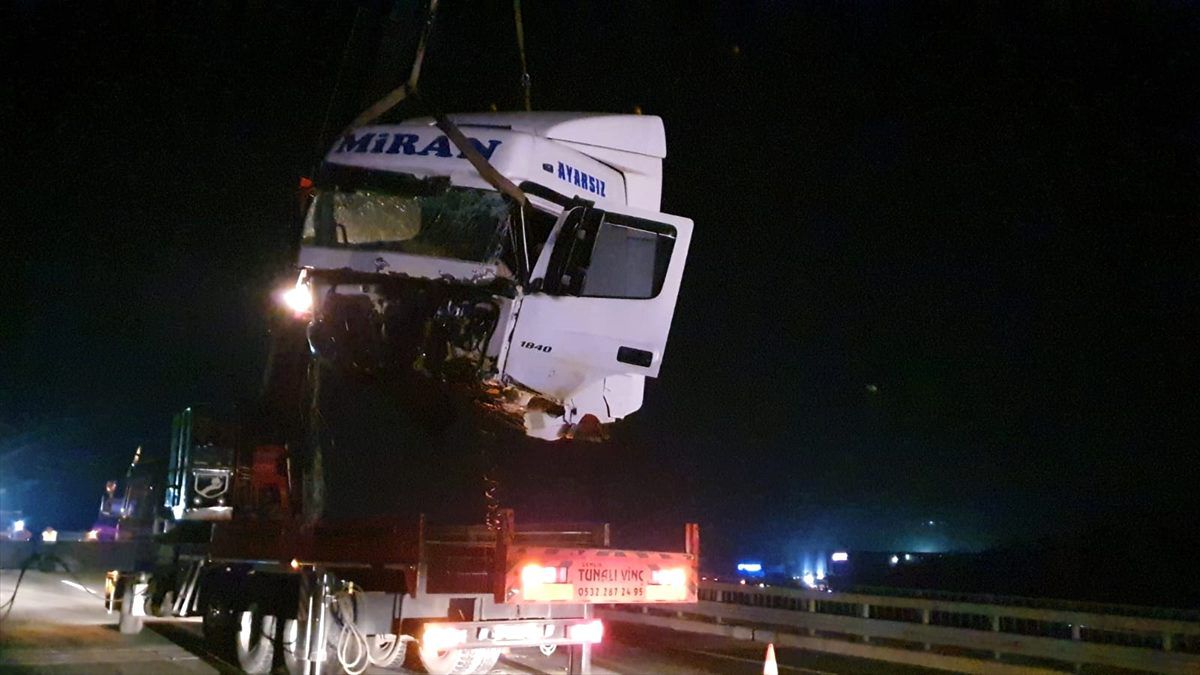 Bursa\'da iki tır çarpıştı: 2 yaralı