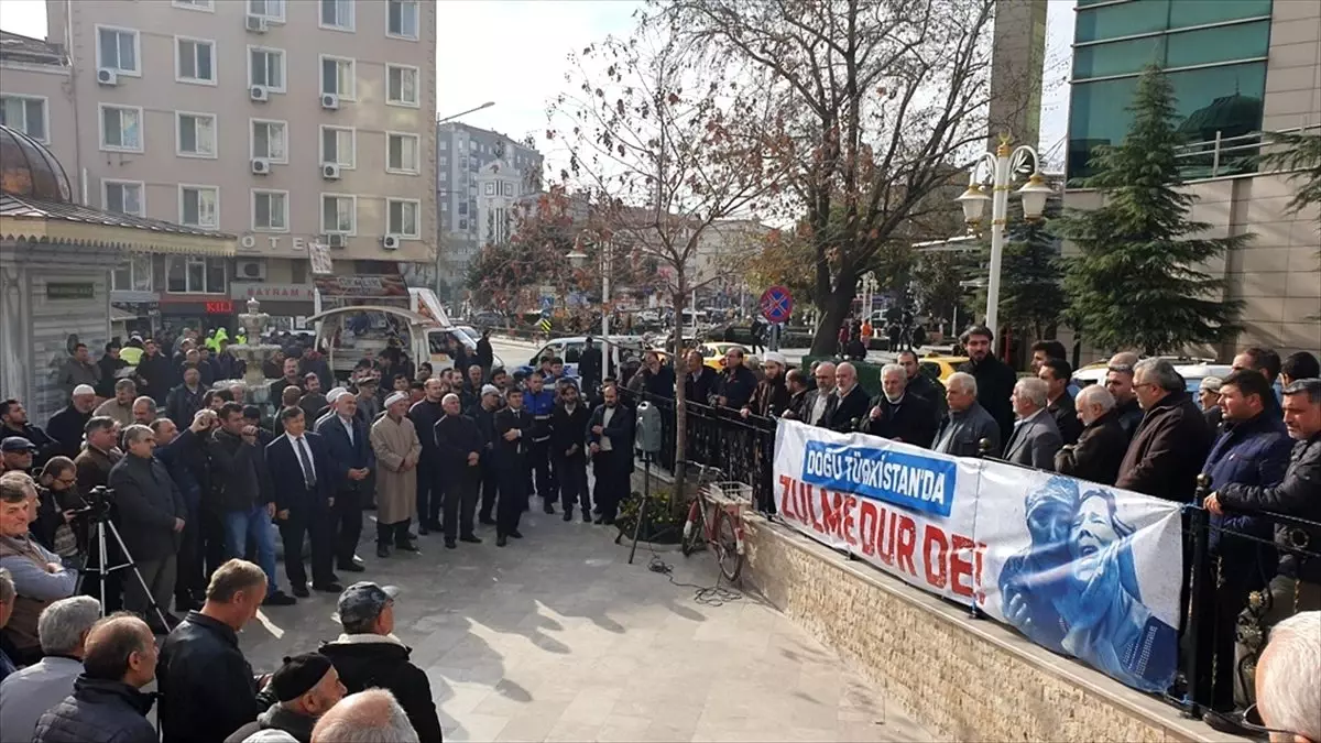 Çin\'in Doğu Türkistan politikaları protesto edildi