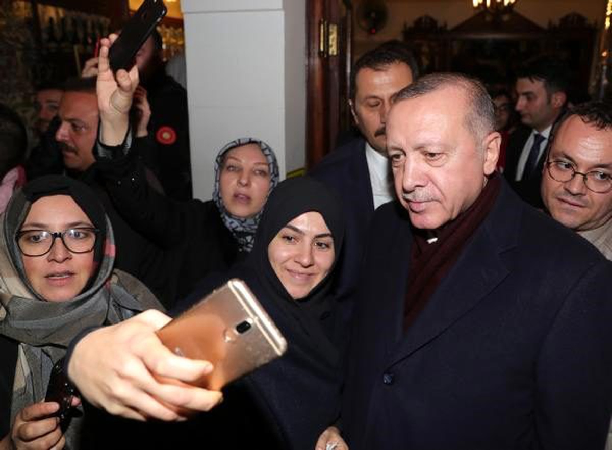 Cumhurbaşkanı Erdoğan Fatih\'te bozacıya gitti